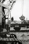 170978 Afbeelding van het lossen van per spoor aangevoerde stenen uit België te IJmuiden.